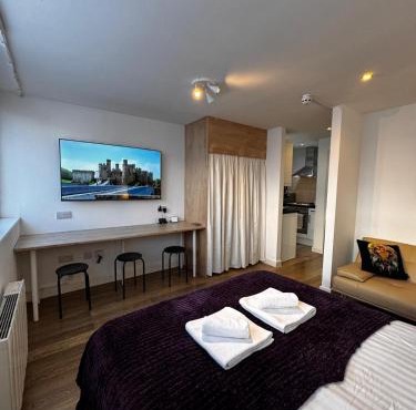 Studio with Parking & Shops at Your Door in Andover