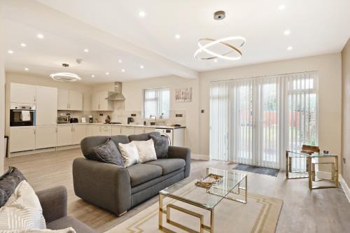 Stunning 4-bed house In Solihull, Close to the NEC, Airport, and Solihull Town - Parking