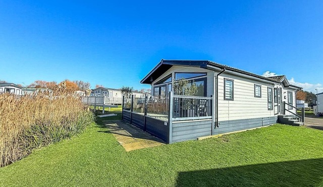 Stunning 6 berth lodge with decking at Manor Park in Hunstanton ref 23064K