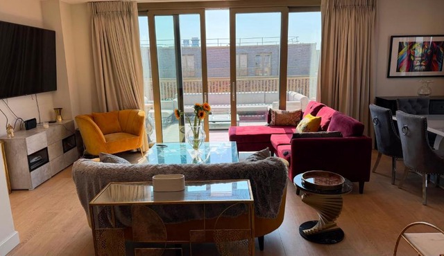 Stunning and central three bedroom Penthouse with roof terrace