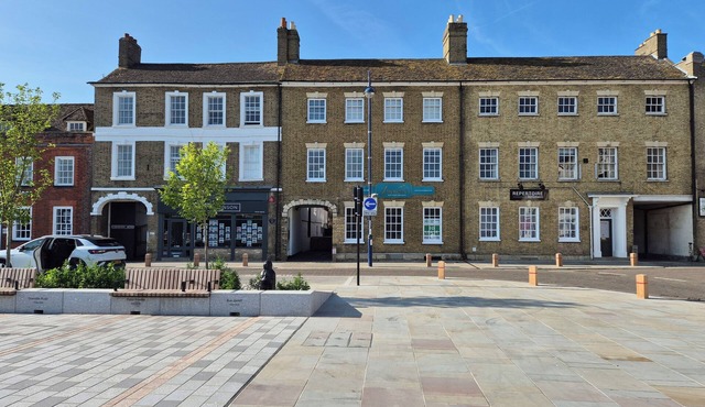 Stunning and spacious Georgian town house in historic town centre with parking!