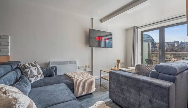 Stunning Apartment Overlooking the Victoria Centre - Sleeps 10 - Parking - WiFi