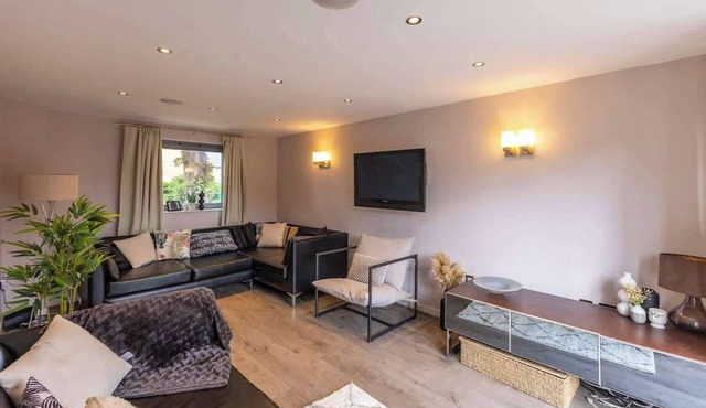 Stunning & Bright Home | Driveway | Sleeps 9!