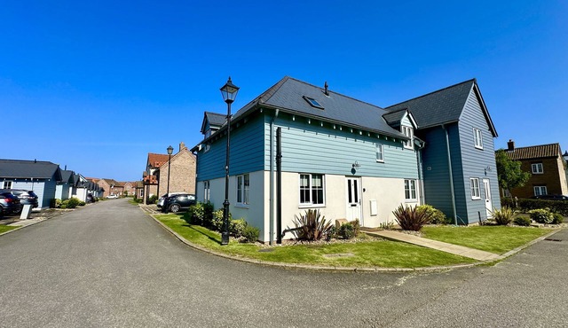 Stunning Coastal Cottage - Sleeping 6 in 3 Bedrooms - Pool and Beach Access Included.