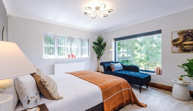 Stunning Luxury Park Escape W 7 seater Hot TUB- 5 Double Bedrooms LWB Van X2 Parking 2 Living Rooms - Damson Parkway - Catherine de Barnes - Minutes to JLR NEC BHX HS2 Mell Square - By Samina Arz Stays - Hot TUB Due week 1-2 of August