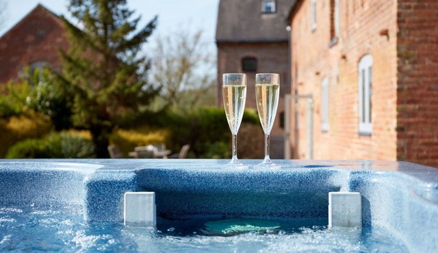 Stunning villa for 10 guests with WIFI, hot tub, TV and terrace