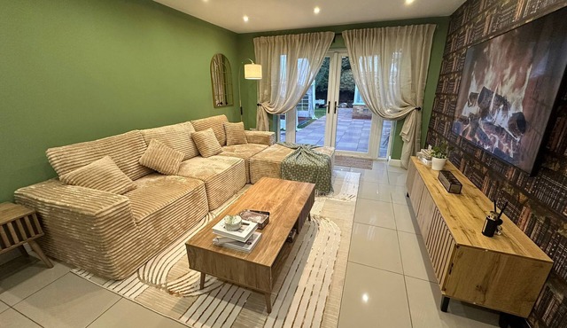Stylish 2 Bed Flat | Parking | Sutton Coldfield