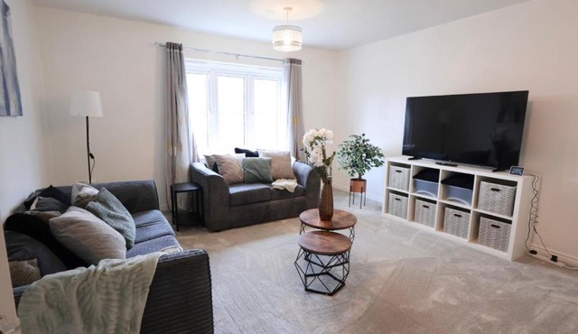 Stylish 2-Bed flat near IKEA & J9 M6 Free Parking