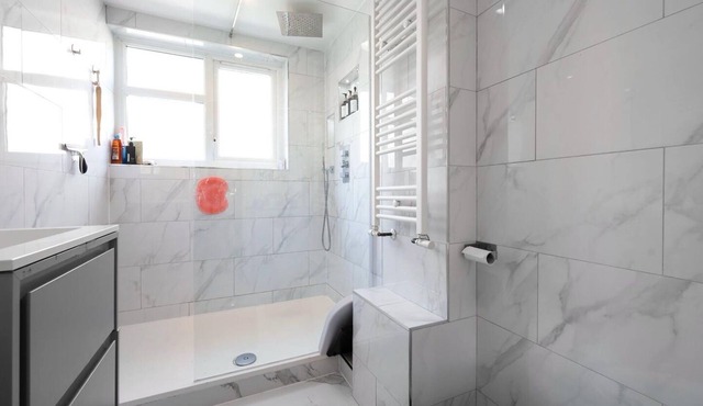 Stylish 2-Bed Split-Level Flat in Shoreditch | Short Let (Up to 1 Month)
