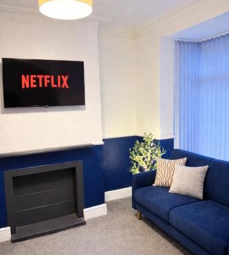 Stylish 2 bedroom property, smart tv in every room, 7 beds, free parking, WI-FI, close to Siemens, A63 and city center