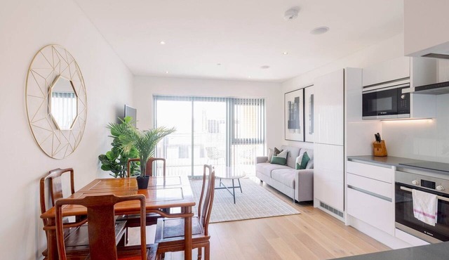 Stylish 2BR Near Shoreditch + Liverpool St w/Patio - Pass the Keys