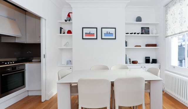 Stylish 3beds/3 baths flat located in a quite area close to underground