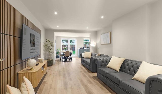 Stylish 5 Bed Nr Warner Bros- Parking