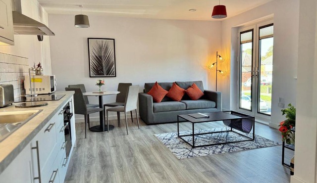 Stylish Abode in York-Parking