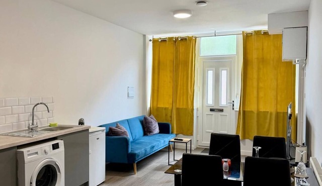 Stylish Accessible 1-Bed Town Centre Apartment in Kettering, Wi‑Fi, Smart TV,Sky