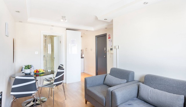 Stylish Apartment Next to Metro -5