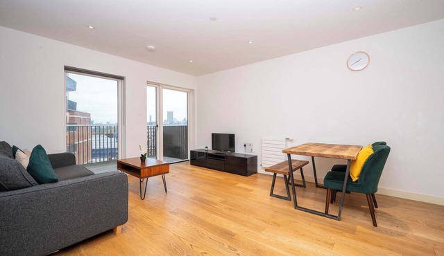 Stylish Apartment with Balcony in London