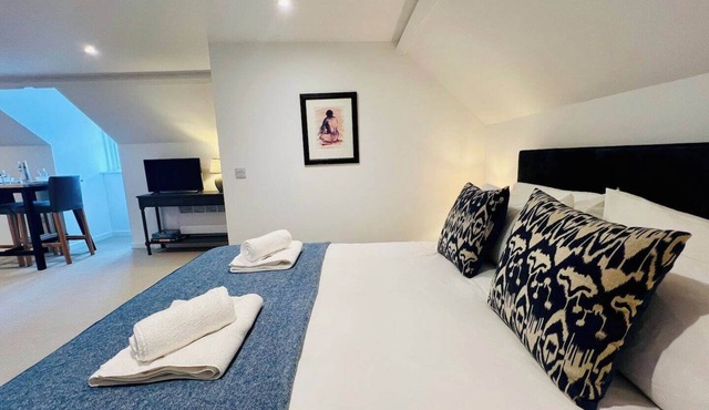 Stylish Central Coach House Flat With Parking