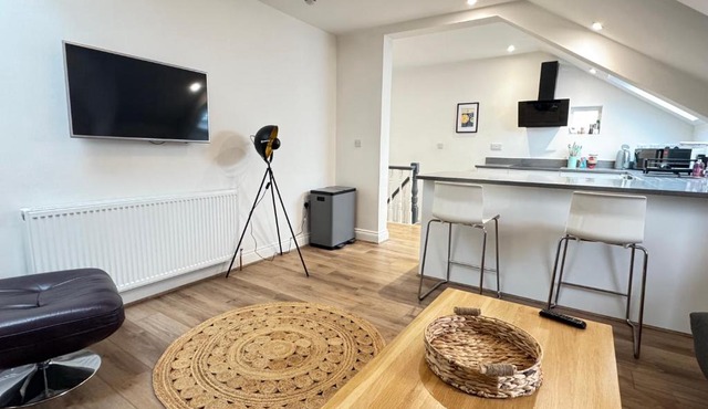 Stylish & Cosy 2-Bed Apartment in Vibrant Oakwood!