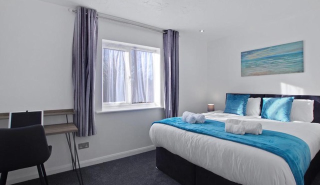 Stylish Cosy 2-Bed flat, fast Wi-Fi, Sky Sports, Sky Cinema & Netflix plus 2 free Parking bays