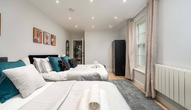 Stylish Finsbury Park Flat | Lounge | Fast WiFi