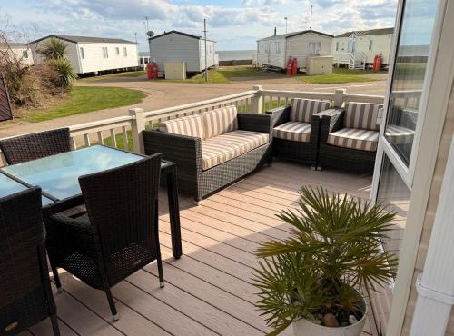 Stylish Inviting 2 Bedroom Caravan with Sea View in East Mersea
