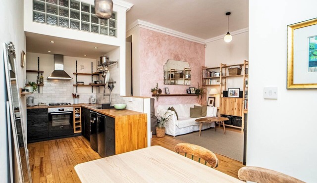 Stylish Leith Flat | Great Transport Links to City - Pass the Keys