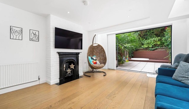 Stylish Retreat Private Garden & Hot Tub in London