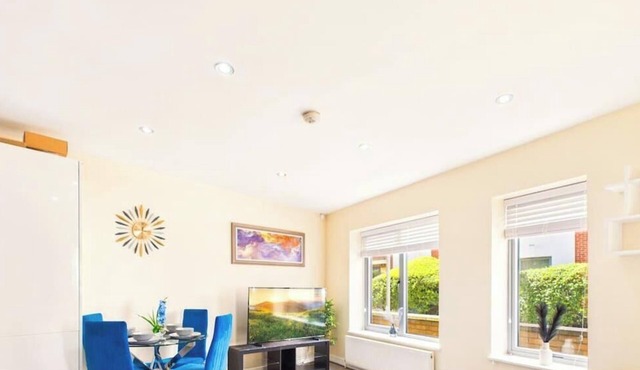 Stylish Watford Stay | Modern | Sleeps 5