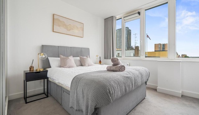 Stylish West London Apartment Near Heathrow