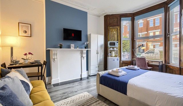 Suite-Deluxe-Shared Bathroom-Street View-1