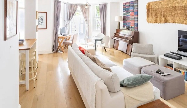 Superior Kensington apartment with S/fast WiFi, garden, can sleep up to 4 guests