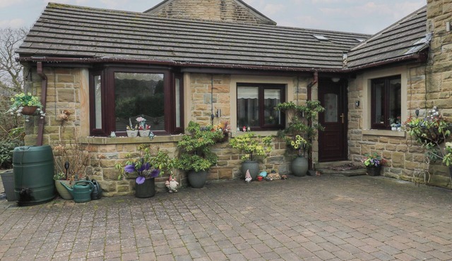 THE ANNEX AT RYEFIELD LODGE, family friendly in Scholes