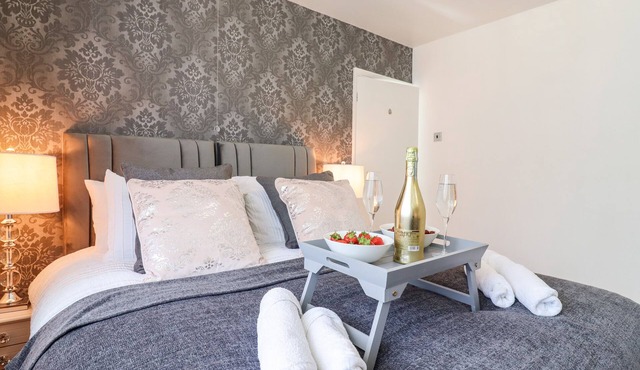 THE BLOSSOM WOODS, family friendly, with a garden in Downley