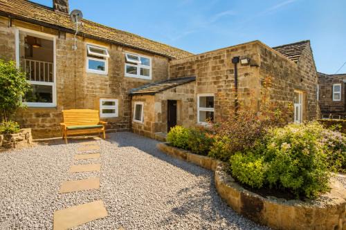 The Bronte Moor Retreat - 3 Bed, Pet Friendly Cottage - Stunning Views - Hot Tub