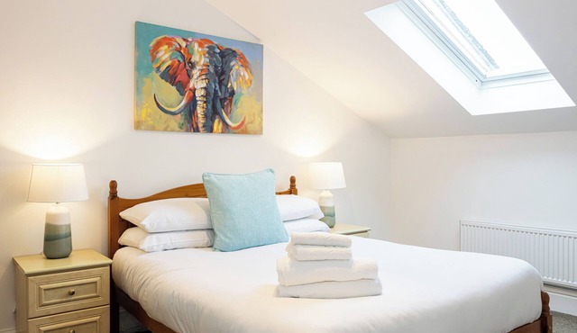 The Burton - 2 Bed Apartment with Secure Parking