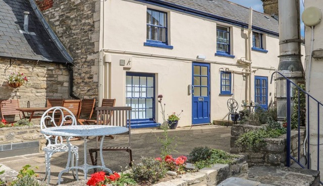 THE COMPASS, open-plan, WiFi, in Swanage in Swanage