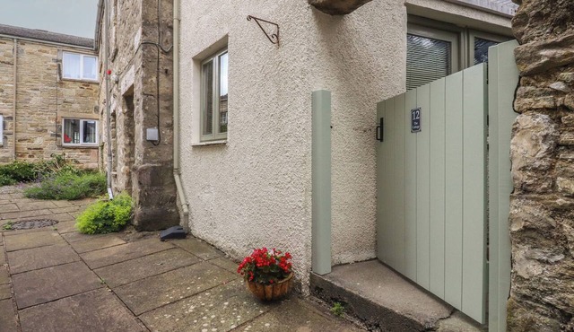 THE COTTAGE, pet friendly, with open fire in Giggleswick