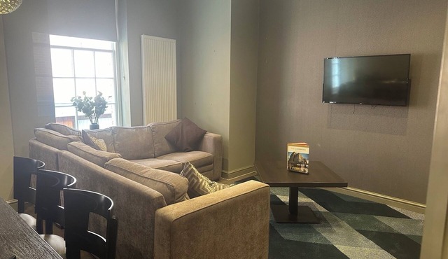The Duplex City Chic Apartment (Sleeps 9)