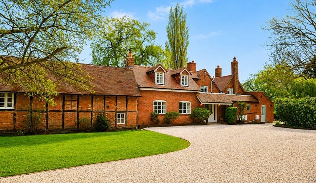 The Farmhouse | 4-Bed Barn House | Sleeps 8