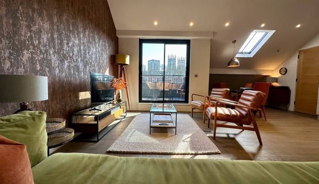 The Garret- Luxury Loft Apartment w/South-Facing Balconies in York