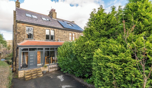 THE GRAND WEAVE HOUSE, family friendly, with hot tub in Shipley