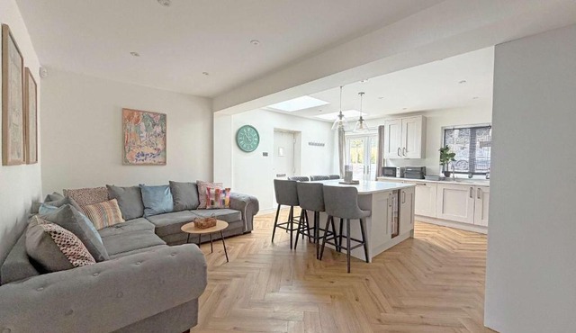 The Green - Stylish Home Sleeps 6 with Parking