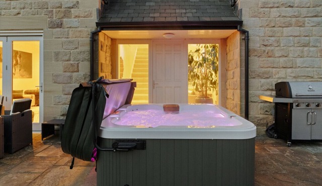 The Harrogate Celebration House | Sleeps 19 | Karaoke Bar and Hot Tub