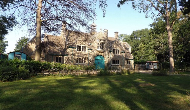 THE LADY ROTHSCHILD STABLES, pet friendly, with a garden in Oundle