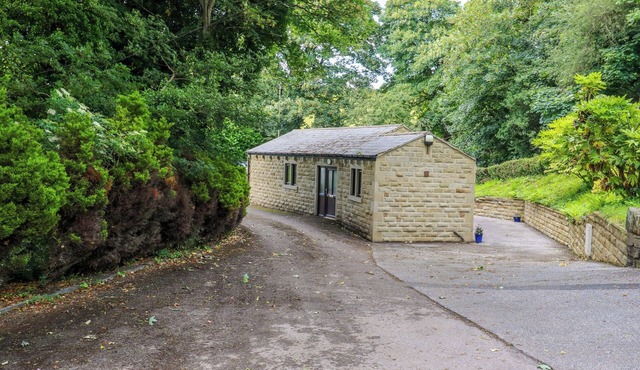 THE LODGE, pet friendly, with a garden in Brighouse
