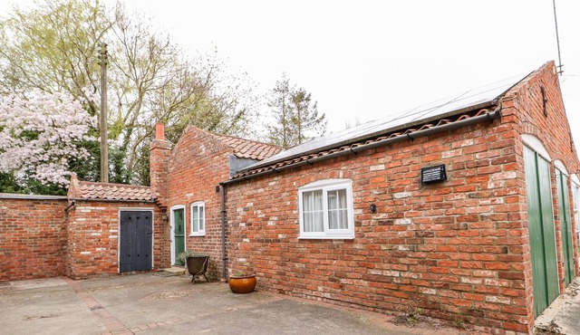 THE OLD FARM COTTAGE, pet friendly, with a garden in Louth