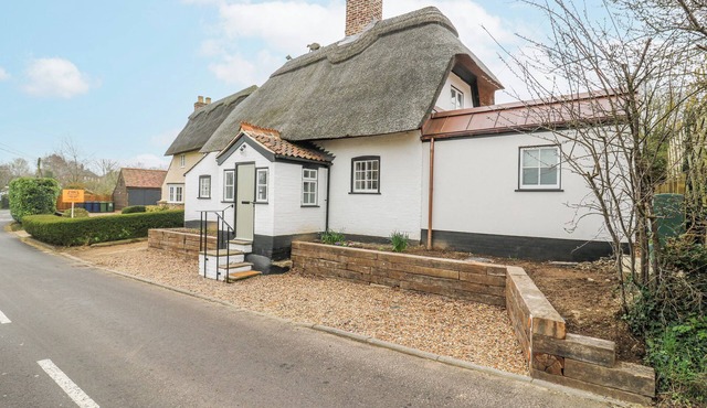 THE OLD SMITHY, pet friendly, character holiday cottage in Bourn