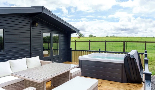 The Paddock Lodge with Hot Tub