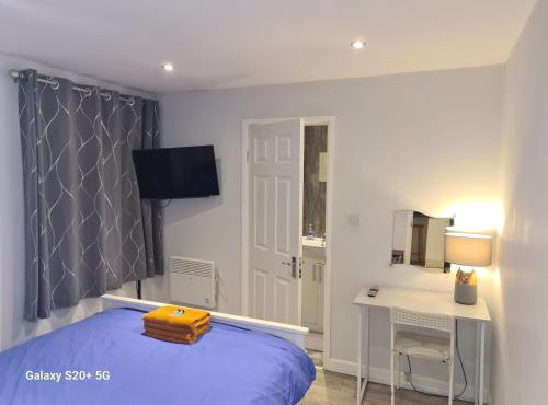 The Reading three bedroom apartment with gardens, suitable for contractors